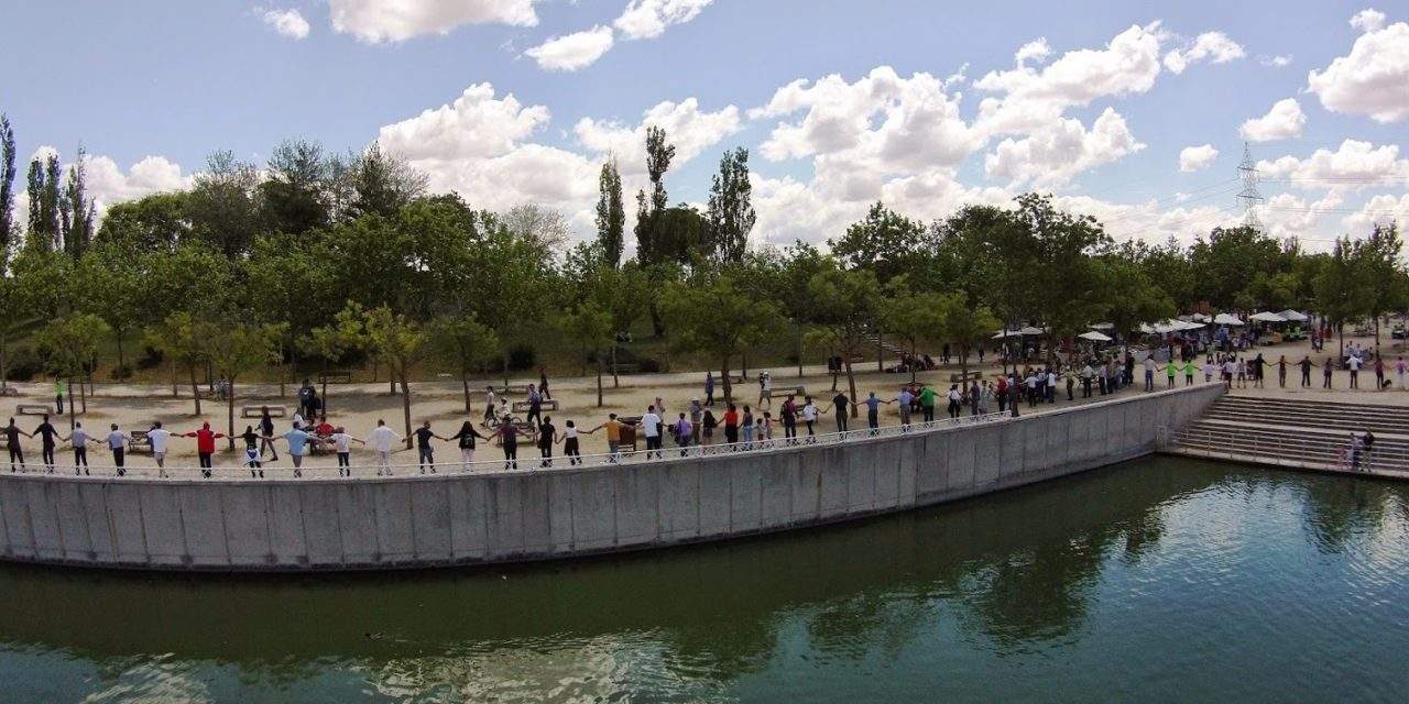 1J: un abrazo simbólico expresó la oposición vecinal a la construcción de un cable esquí en el parque de Polvoranca