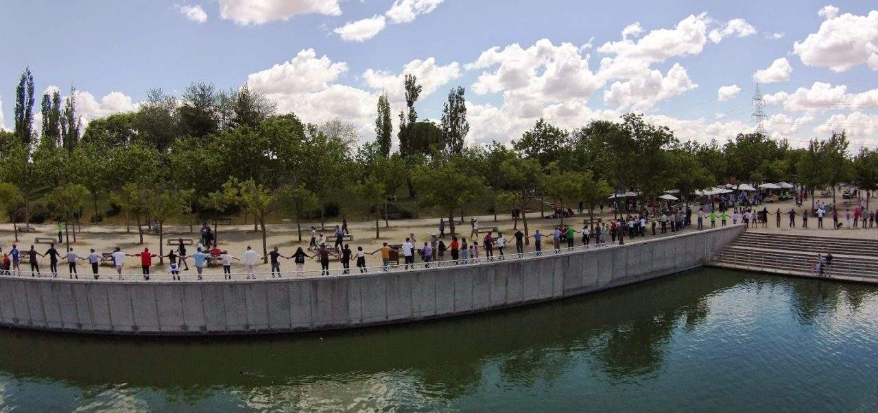 1J: un abrazo simbólico expresó la oposición vecinal a la construcción de un cable esquí en el parque de Polvoranca