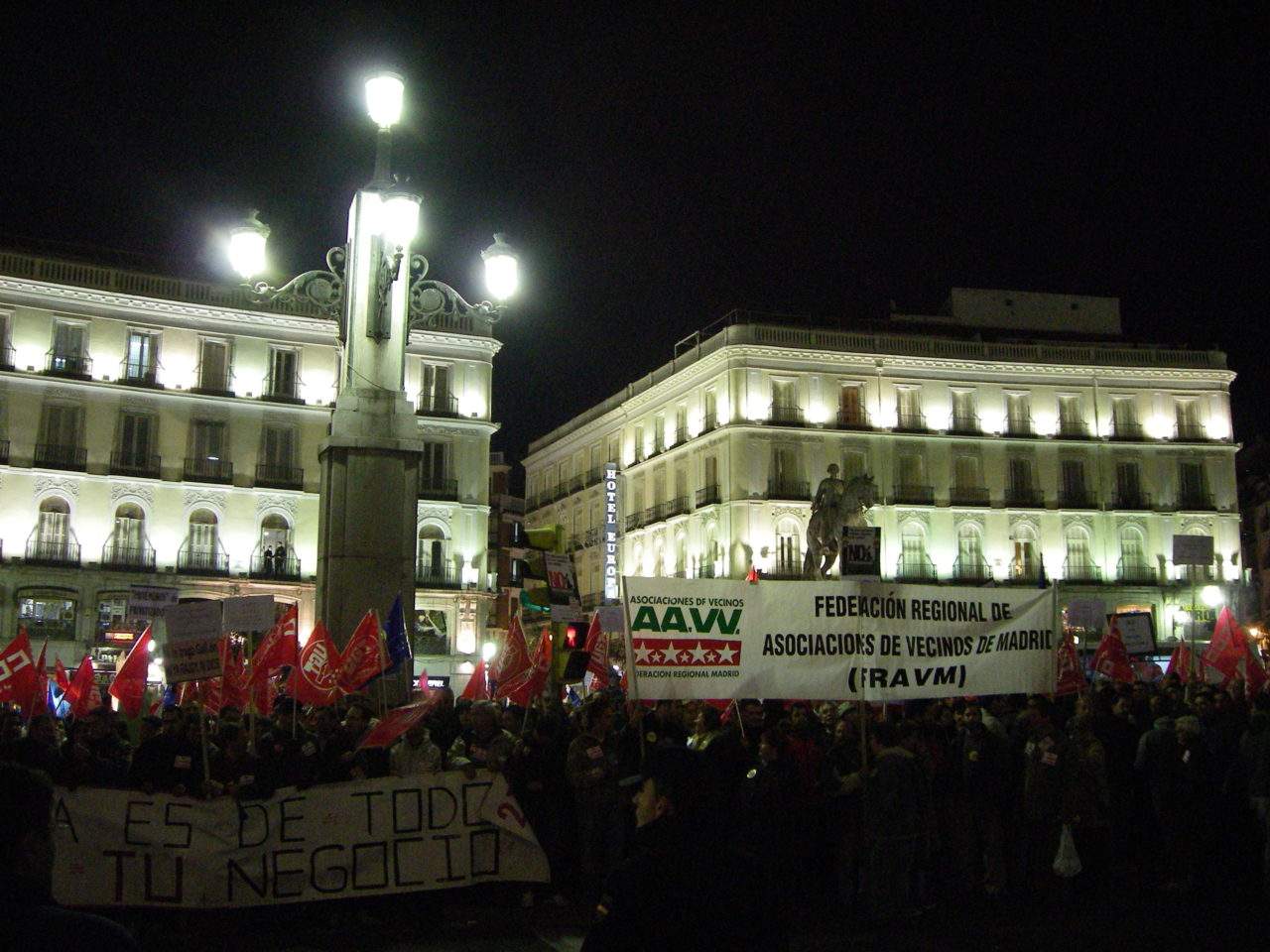 2.000 personas protestan por la privatización del Canal de Isabel II