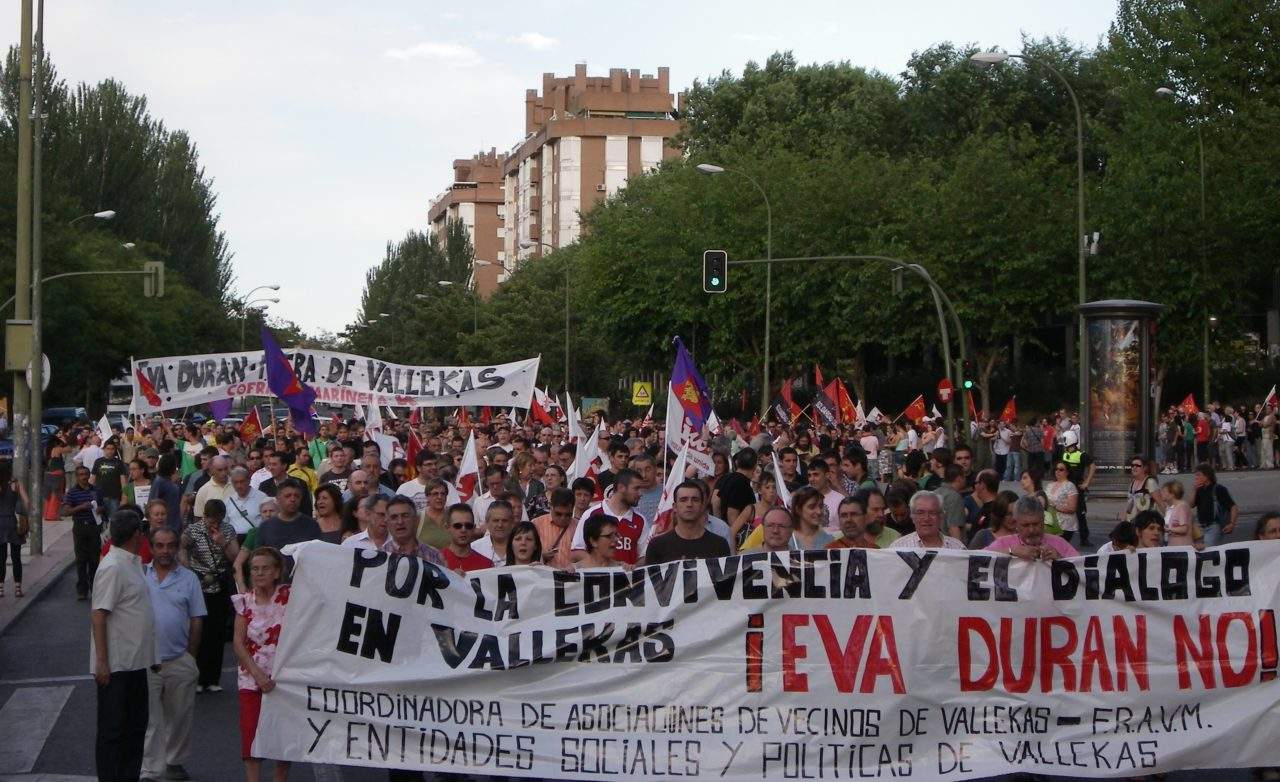 3.000 vecinos salen a la calle en defensa de la convivencia y el diálogo en Vallecas