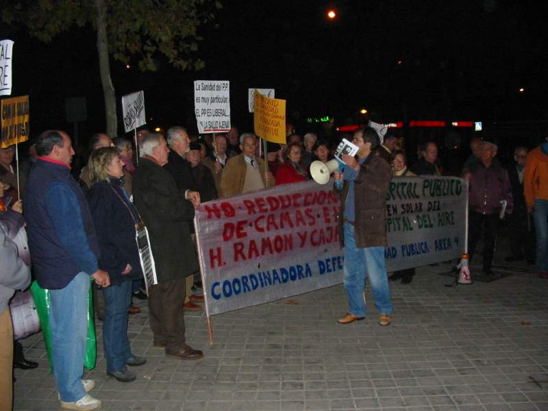 300 personas se concentran en San Blas contra la privatización de la sanidad pública