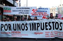 3000 vecinos se manifiestan frente a la sede del PP en Madrid para exigir al alcalde de Salamanca que rectifique