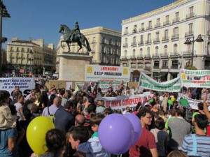 500 personas reclaman la finalización de seis colegios a medio contruir
