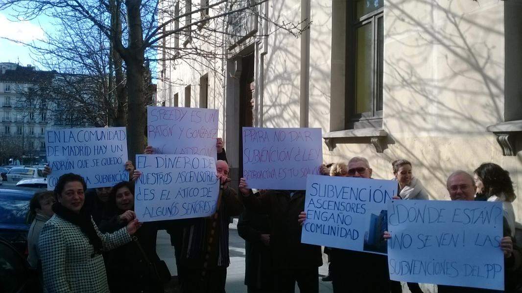 Afectados por el impago de las subvenciones para la instalación de ascensores presentan un contencioso contra la Comunidad de Madrid