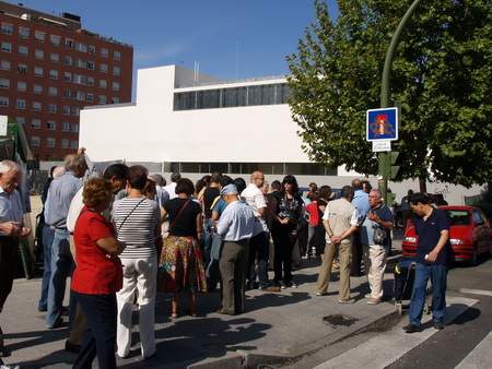 Aluche pide la inmediata apertura de la biblioteca municipal Ángel González