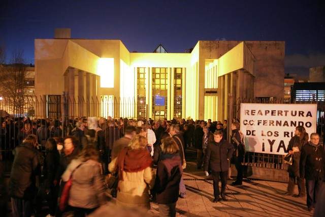 Aluche sale a la calle por la reapertura del centro cultural Fernando de los Ríos