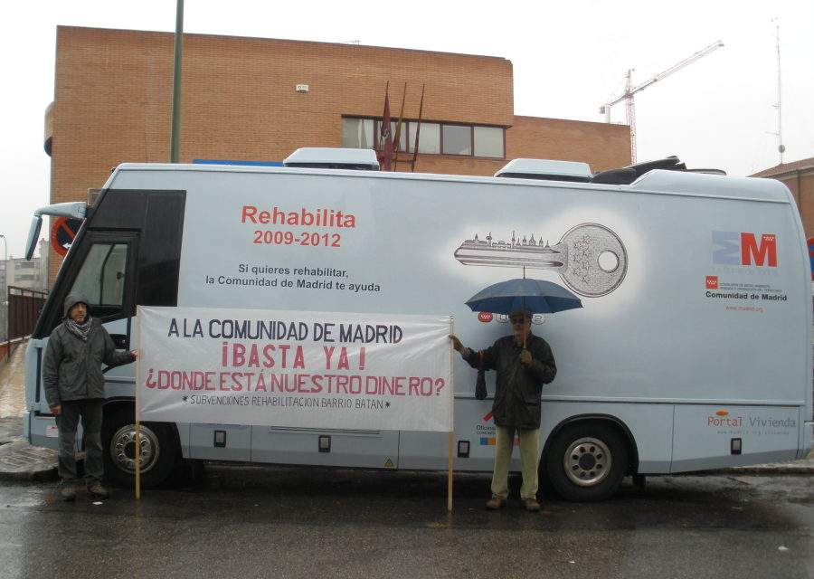 Batán rechaza con una pancarta el ”autobús de las falsas promesas” del Gobierno regional