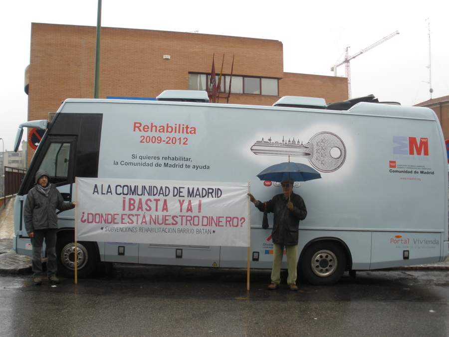 Batán rechaza con una pancarta el ”autobús de las falsas promesas” del Gobierno regional