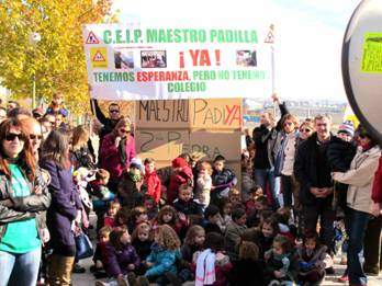 Centenares de alumnos, padres y vecinos vuelven a exigir la construcción de un colegio en el PAU de Carabanchel
