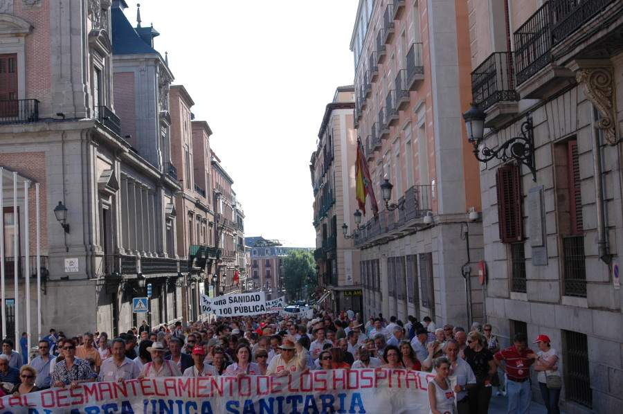 Centenares de personas ocupan el centro de la capital para protestar contra el decreto de área sanitaria única