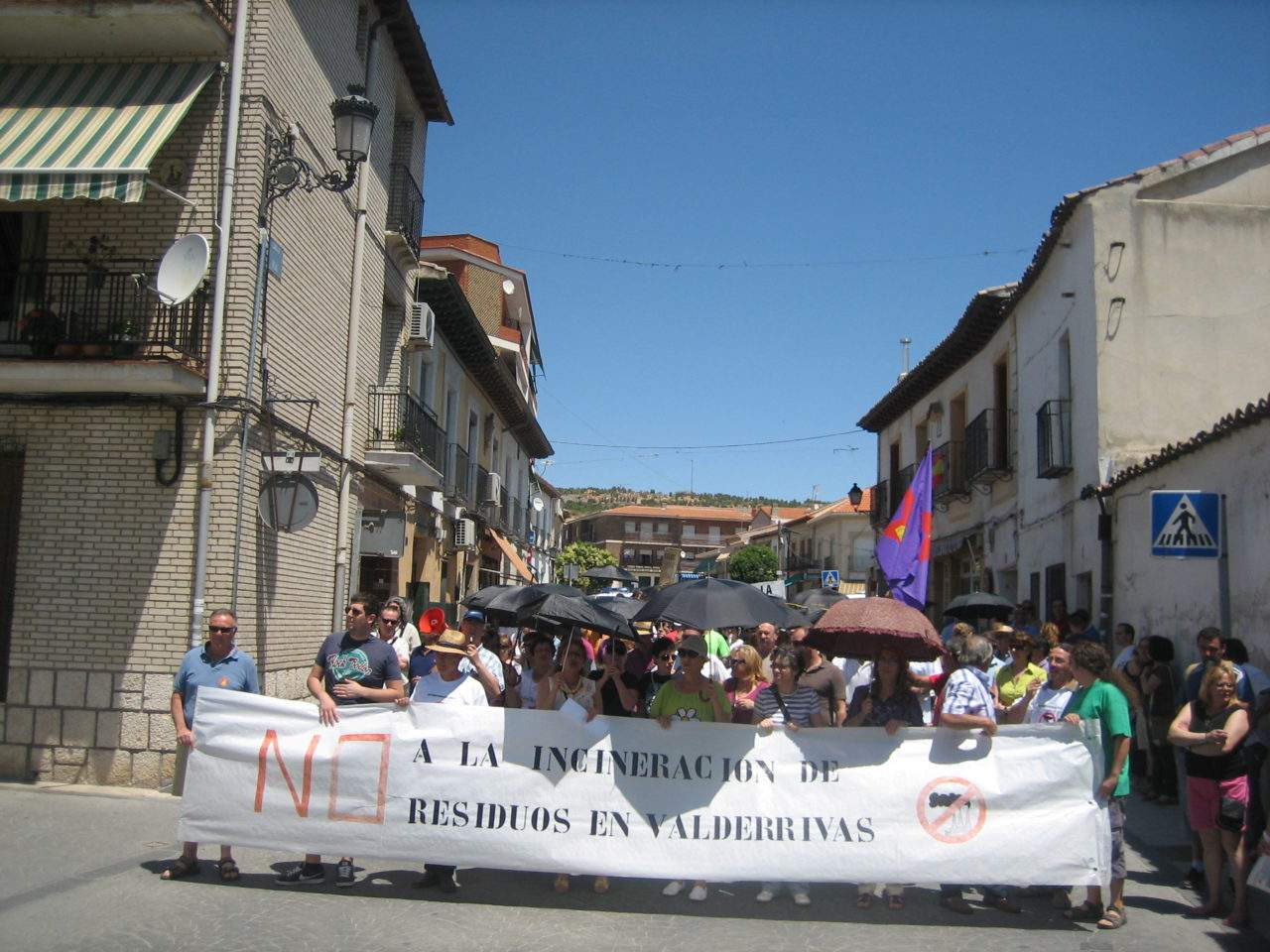 Centenares de personas se manifiestan contra la incineración de residuos en la cementera de Morata de Tajuña