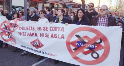 Cientos de vallecanos defienden en la calle el cierre por tramos de la Línea 1 de Metro