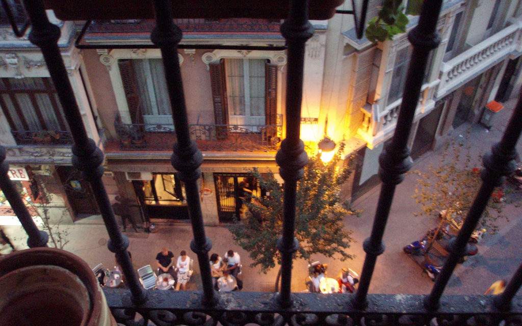 Comerciantes de Ópera adelantarán una hora el cierre de sus terrazas para mejorar la convivencia vecinal