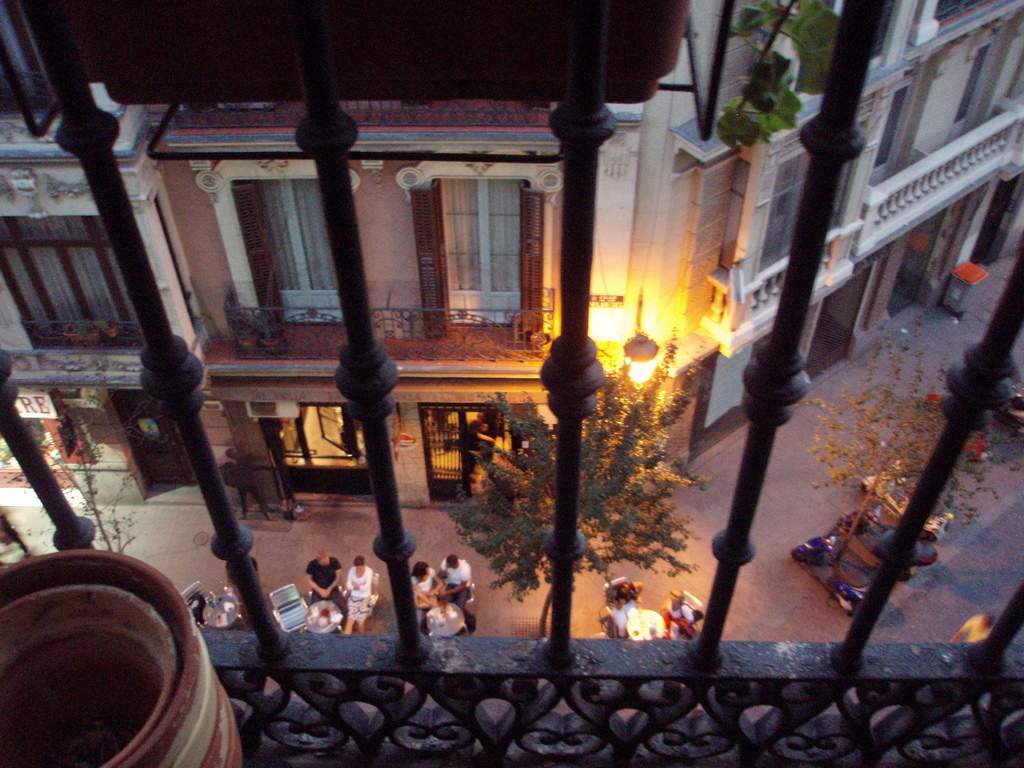 Comerciantes de Ópera adelantarán una hora el cierre de sus terrazas para mejorar la convivencia vecinal