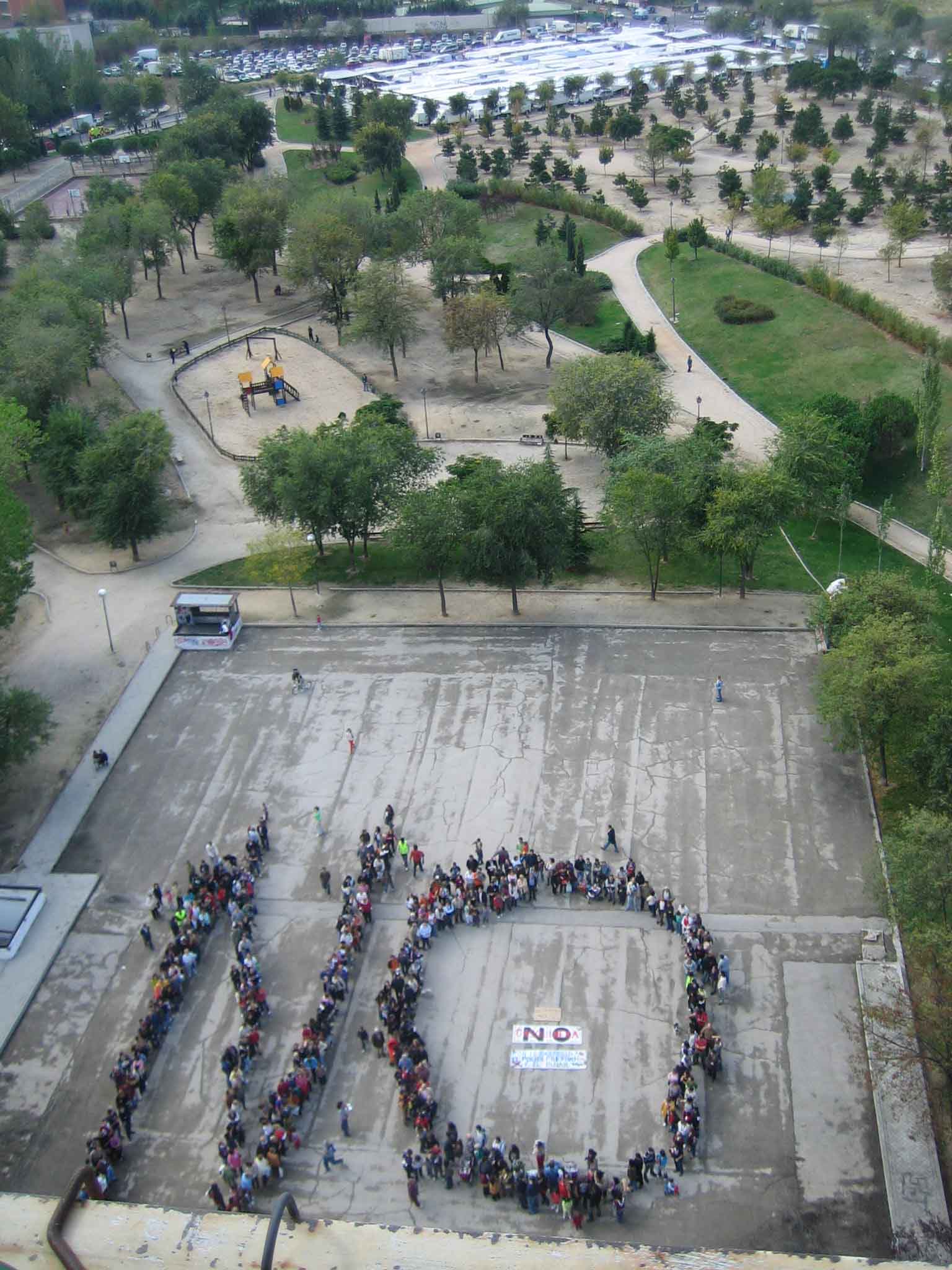 Contundente rechazo en Hortaleza a la gasolinera de Repsol