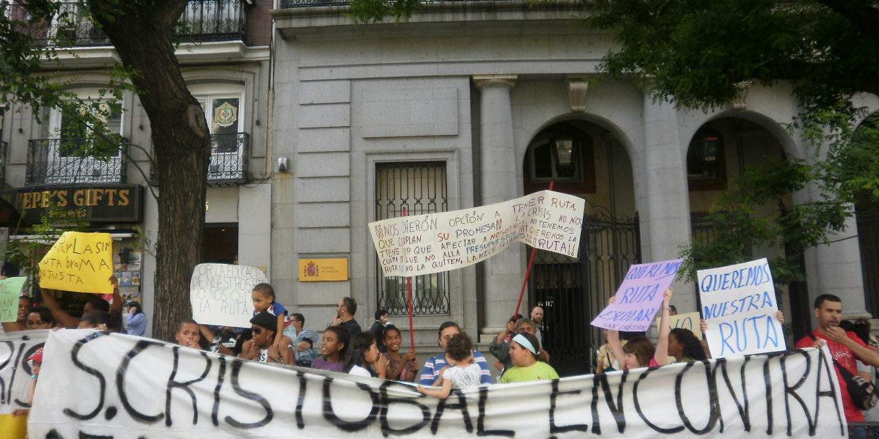 Decenas de alumnos se concentran para denunciar la supresion de su ruta de transporte escolar en San Cristobal de los Angeles (Villaverde)
