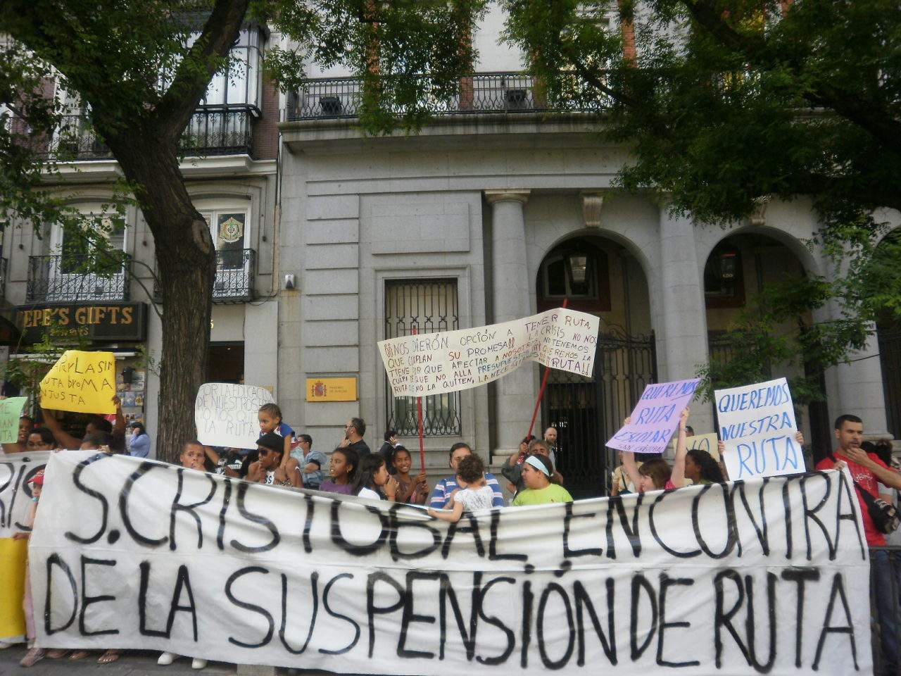 Decenas de alumnos se concentran para denunciar la supresion de su ruta de transporte escolar en San Cristobal de los Angeles (Villaverde)