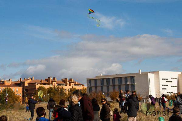 El PAU de Vallecas envía cometas verdes a Lucía Figar