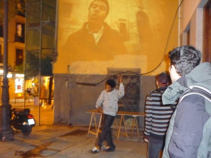 El Rapeadero estrena videoclip proyectándolo en la fachada de un edificio de Lavapiés