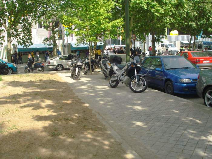 El aparcamiento ”VIP” de la Caja Mágica inunda de vehículos mal aparcados el barrio de San Fermín