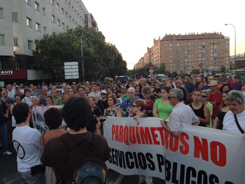 El barrio Casa de Campo se echa a la calle contra los parquímetros
