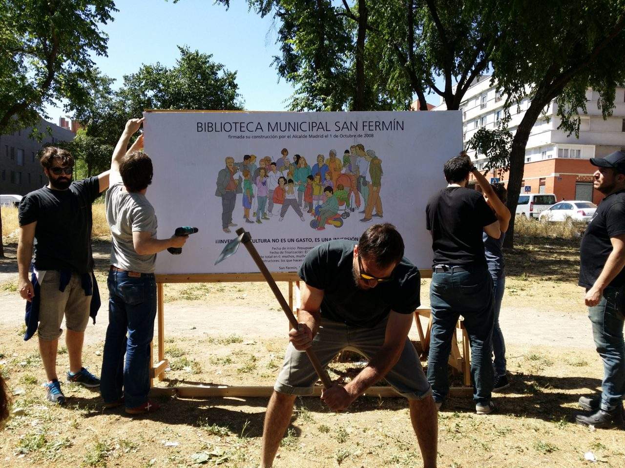 El barrio de San Fermín coloca la primera piedra de la biblioteca comprometida por el Ayuntamiento en 2008