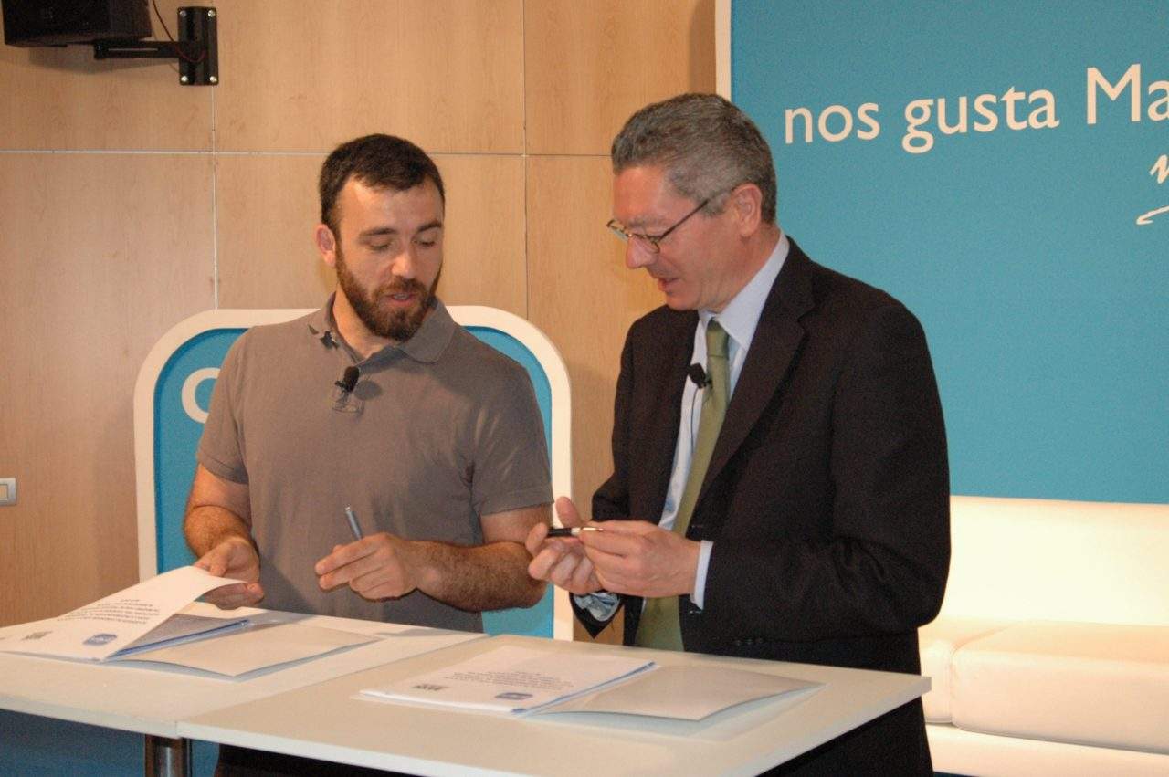 El candidato del PP a la alcaldía de Madrid firma un acuerdo de compromisos electorales con la FRAVM