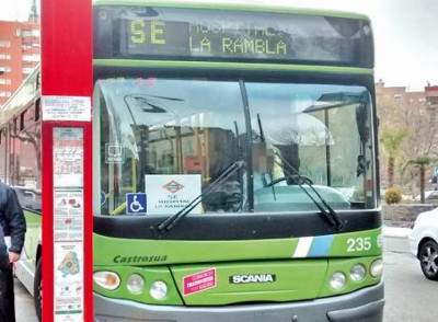 El consejero de Transportes se compromete a mejorar el servicio de autobuses que reemplaza al metro en San Fernando
