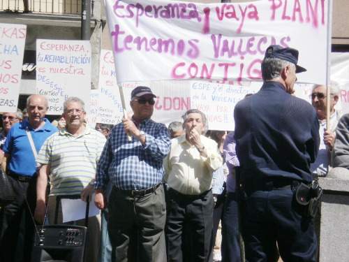 El juzgado admite la querella por prevaricación contra el ex consejero de Vivienda presentada por la AV Los Pinos de San Agustín