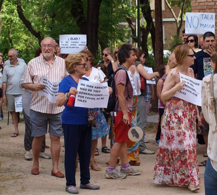 El vecindario de San Juan Bautista sale a la calle en defensa de sus árboles