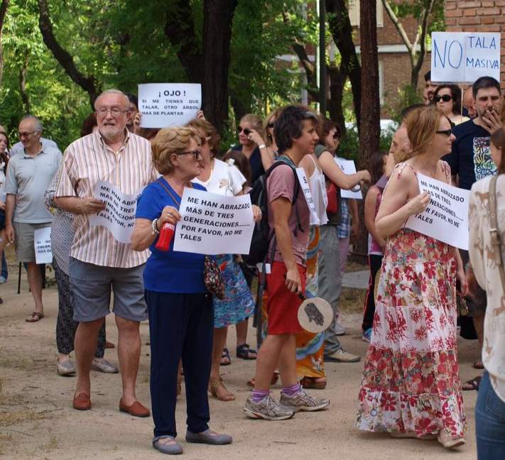 El vecindario de San Juan Bautista sale a la calle en defensa de sus árboles