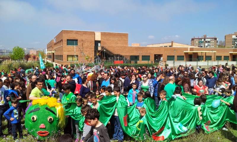 El vecindario del PAU de Vallecas coloca la primera piedra simbólica de un colegio y de un instituto