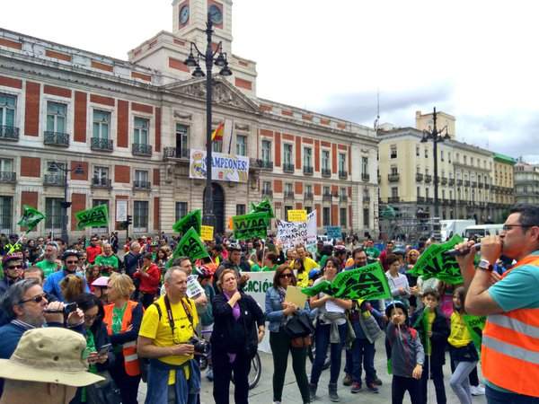 En bici o a pie, reclamamos más centros educativos públicos