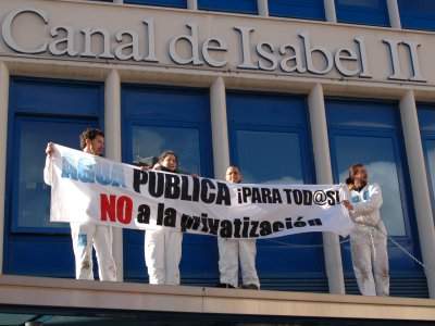 Encadenados a la gestión pública del agua: acción de protesta en las oficinas del Canal