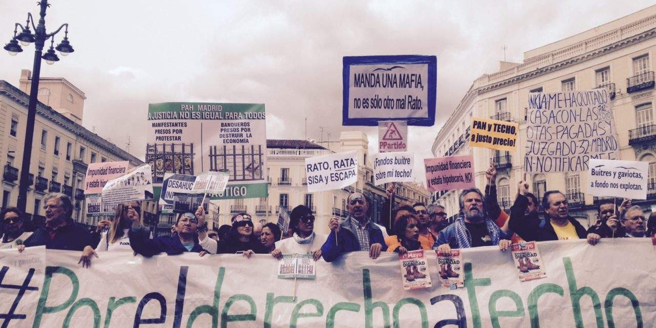Familias afectadas por los desahucios y por la venta de viviendas públicas salieron a la calle por el Derecho a Techo