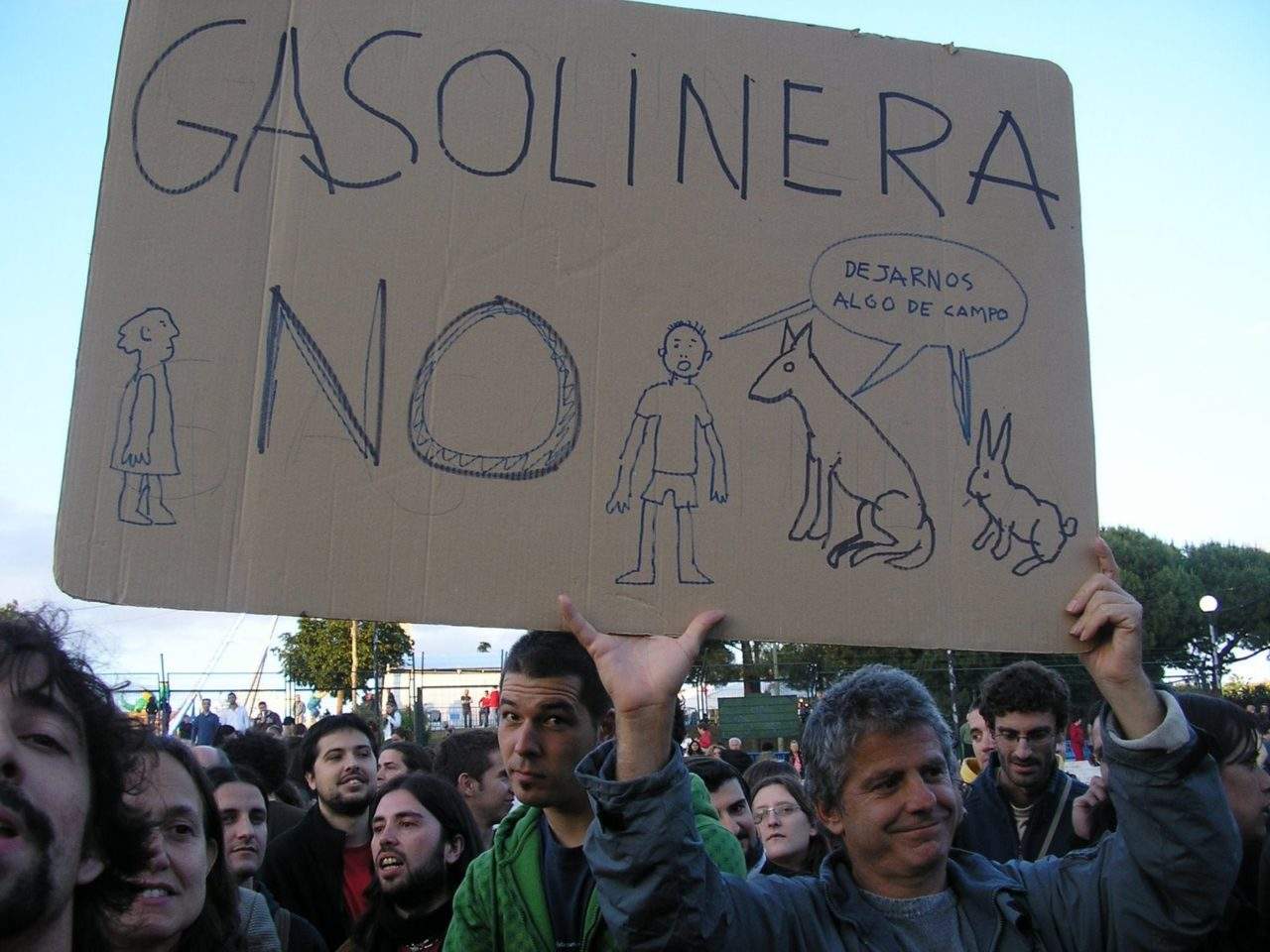 La AV La Unión de Hortaleza tumba las gasolineras de Repsol