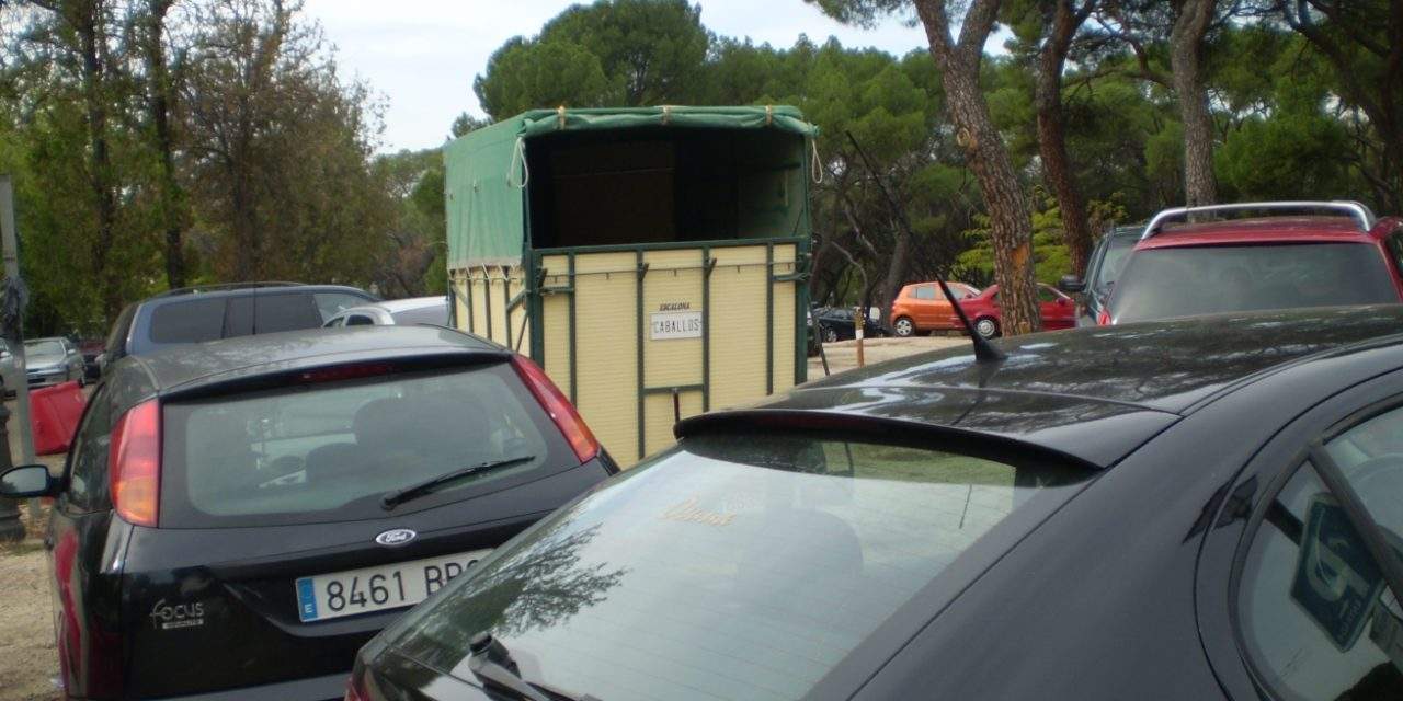 La Casa de Campo, invadida de coches mal aparcados
