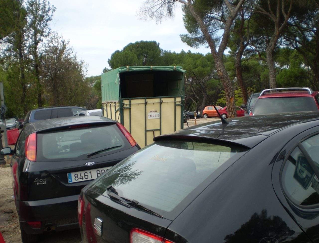 La Casa de Campo, invadida de coches mal aparcados