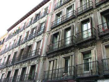 La Comunidad cumplirá sus compromisos y restablecerá las ayudas a la rehabilitación en Lavapiés y San Cristóbal hasta fin de año