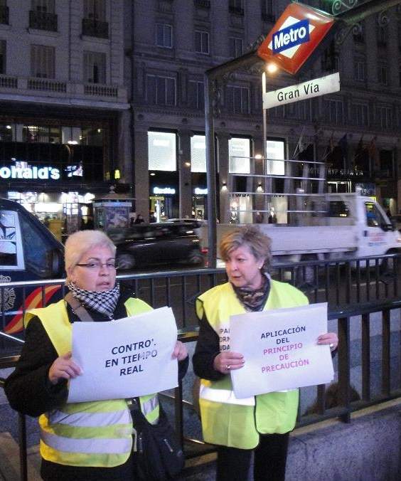 La FRAVM lleva la protesta contra la contaminación electromagnética a la puerta de Telefónica