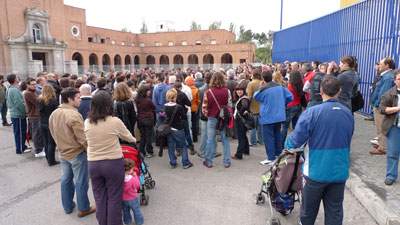 La FRAVM protesta por el inicio del derribo de la antigua cárcel de Carabanchel