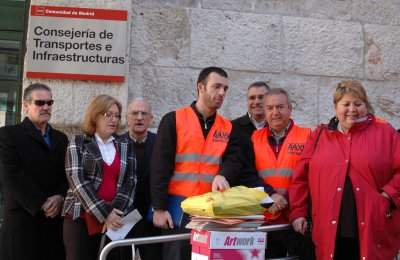La Federación vecinal consigna 6.000 firmas contra la subida del transporte público