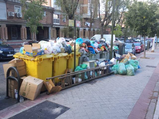 La basura se acumula en los barrios periféricos de Madrid