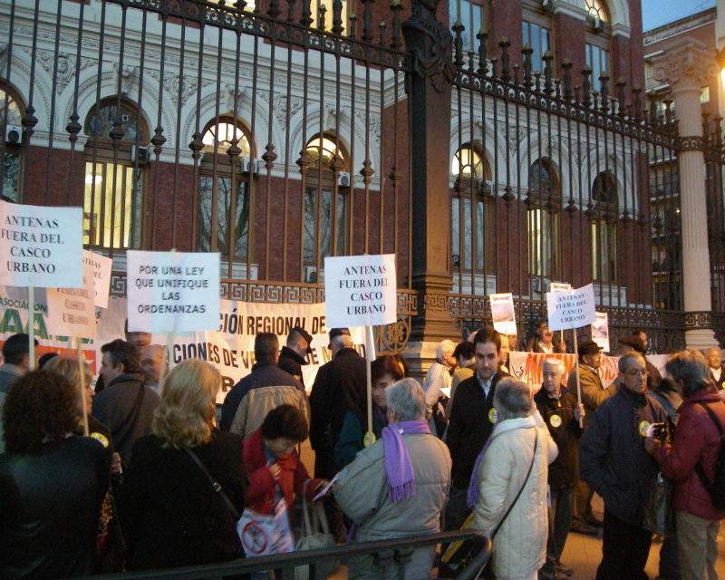 La batalla vecinal contra la proliferación de antenas de telefonía móvil continúa