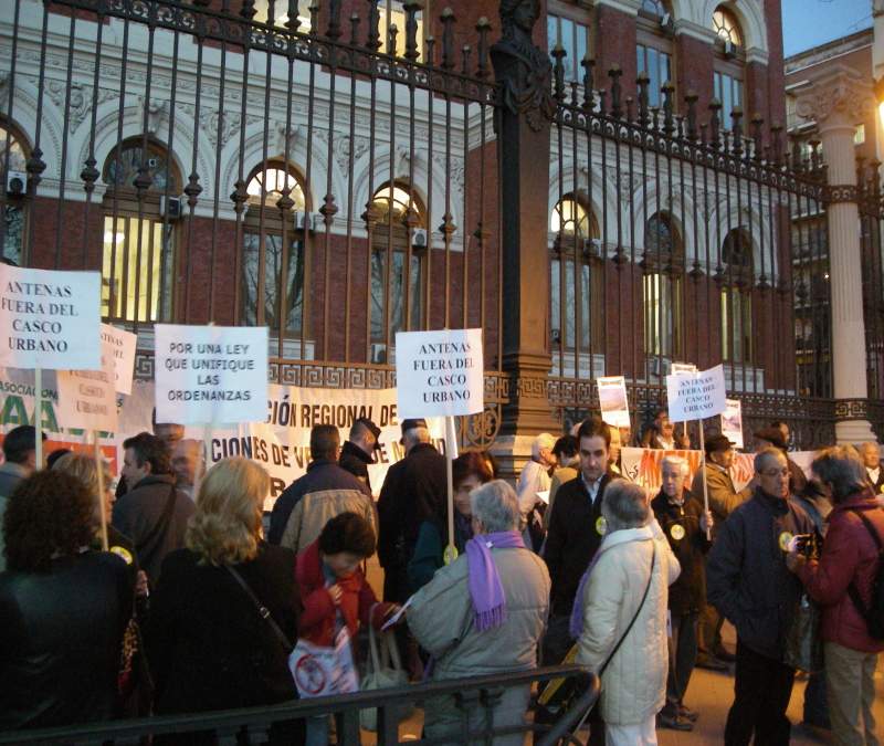 La batalla vecinal contra la proliferación de antenas de telefonía móvil continúa