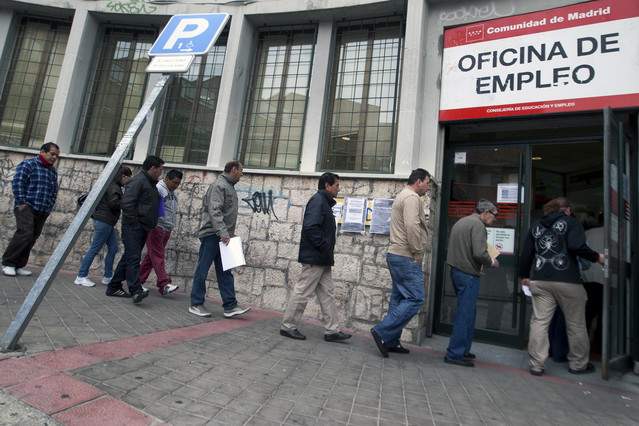 La búsqueda de empleo, una carrera de obstáculos para los parados de Carabanchel y Latina