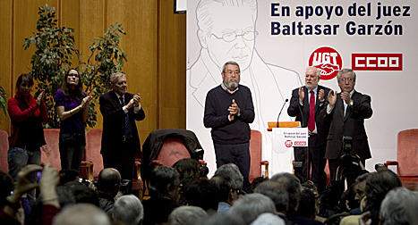 La ciudadanía secunda un acto multitudinario de apoyo al juez Baltasar Garzón