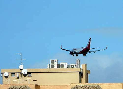 La federación vecinal saluda la retirada de la reforma que obligaba a los ciudadanos a soportar el ruido aeroportuario