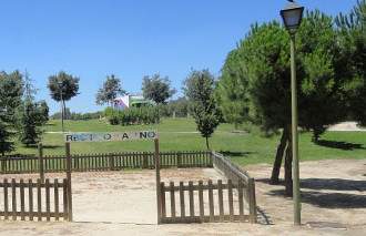La vecindad reclama a la Junta de Hortaleza que “cuide” el abandonado parque de Santa Adela