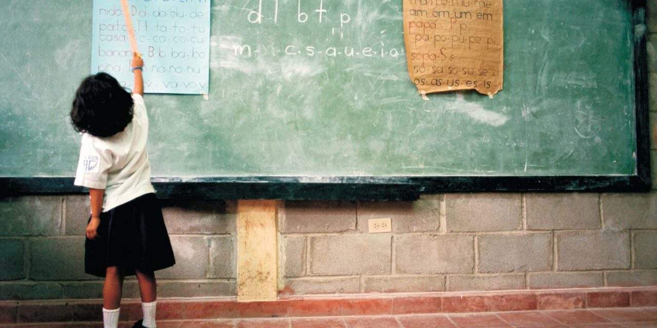 Las asociaciones vecinales, con la educación pública